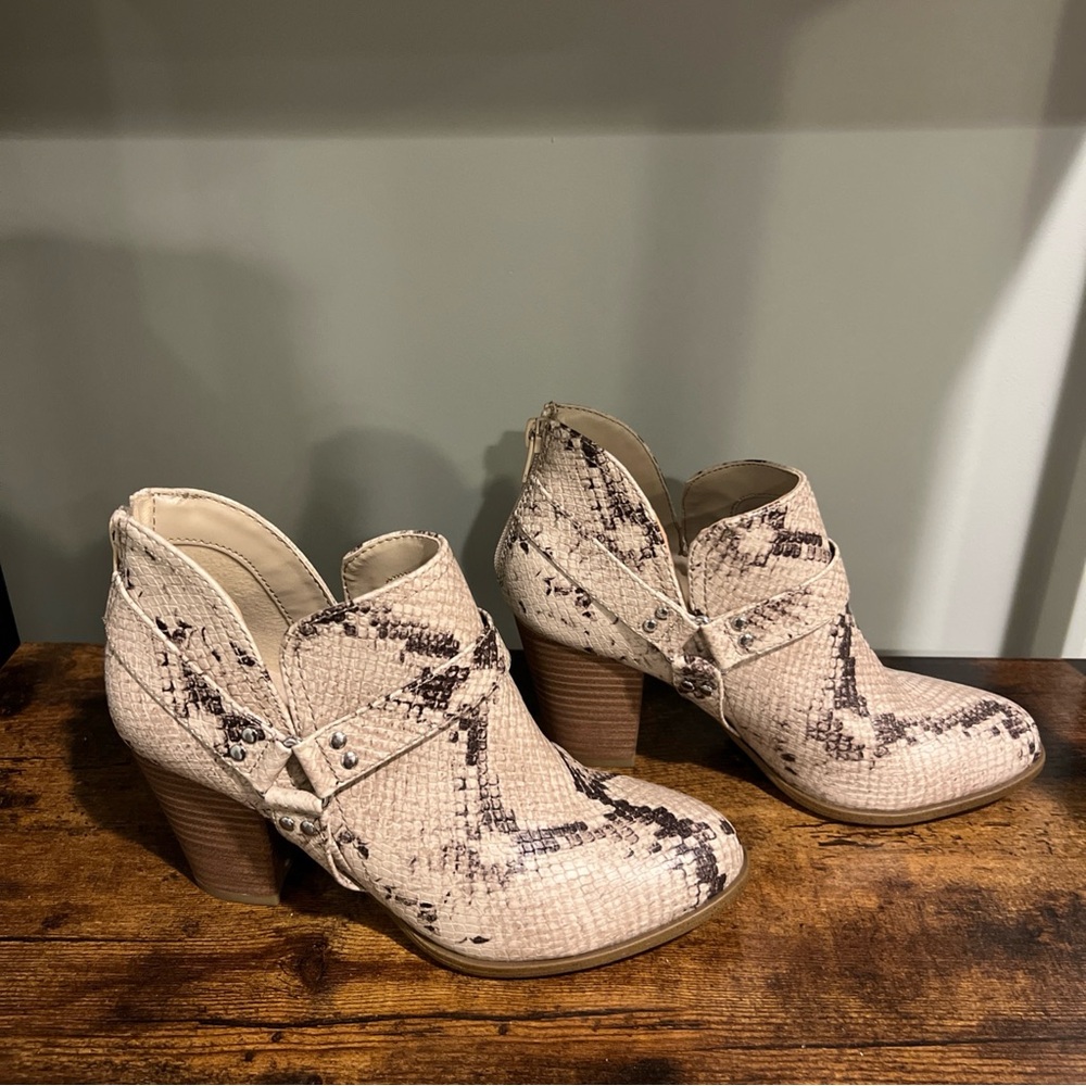 Chic Women's Snakeskin Faux Leather Ankle Boots Size 7| Western Block Heel